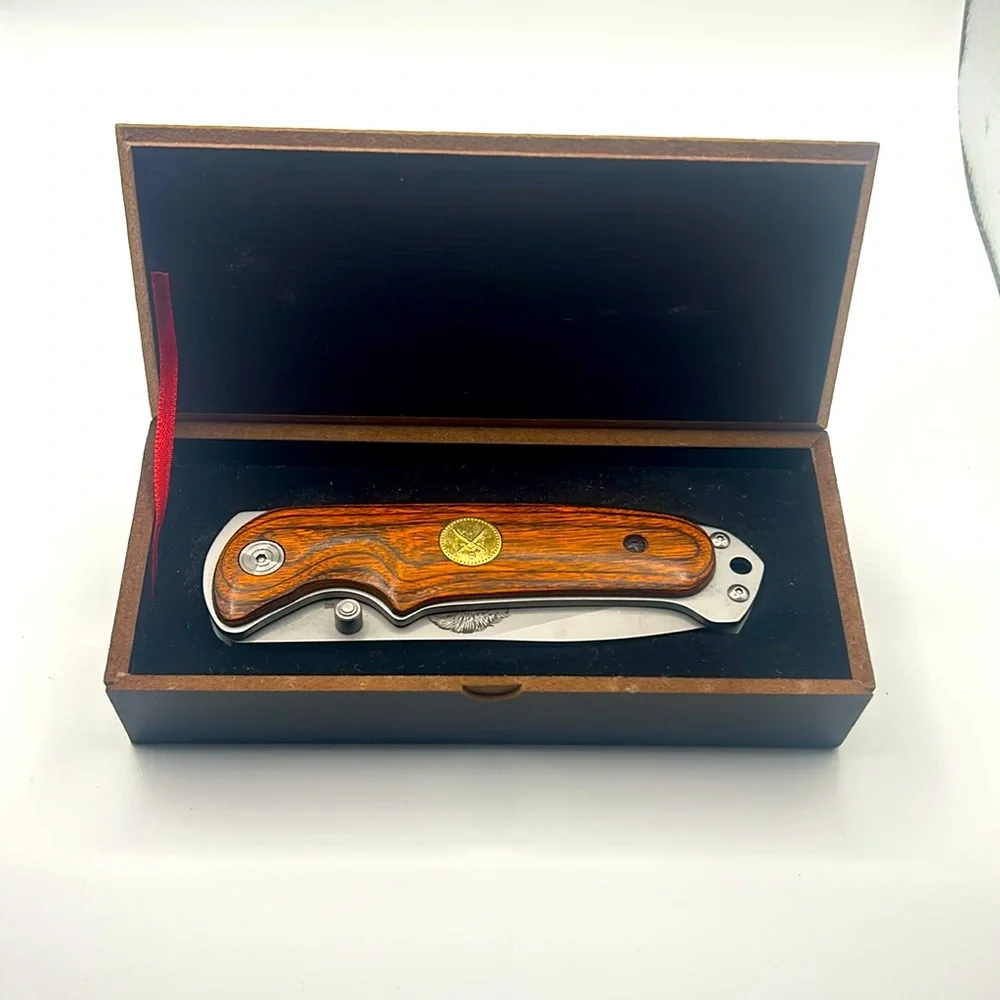 Falkner American Mint - African Wildlife Knife #3 - Lion Engraving